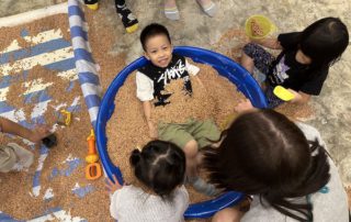 智樂遊戲萬象館精心安排「暑假追加玩山楂籽沙池污糟貓」，吸引小朋友發揮想像，如化身旅遊人安躺在沙灘上，或變身為走入貓砂的小貓……