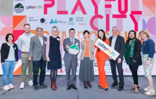 在智樂與香港園境師學會攜手合辦的Playful City Symposium中，主禮嘉賓房屋局局長何永賢女士(右五)與智樂主席馬慧敏女士(右四)、香港園境師學會會長陳元敬先生(左五)及一眾海外講者合照留念。