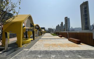 海輝道遊樂空間由大小不一的好玩亭子組成，各設不同的遊樂、健身及休憩體驗，相片遠處另可見草地。