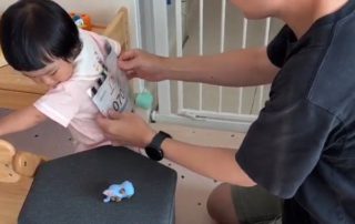 「智樂Step out for Play線上步行籌款」首隊親子組Team Abigail態度認真，掛上自行印製的選手布，精神抖擻地預備出發！
