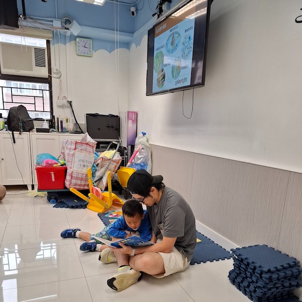 遊戲結合閱讀的親子工作坊，由繪本《滑溜溜的麵條游泳池》揭開第一頁。