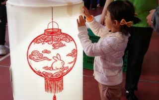 創意畫廊：以白色圖桶、鏡面卡地墊、透明包書膠等材料，建構成不同形式的燈籠裝置，小朋友可在發光介面上自由塗鴉，感受不同物料的特性，令藝術創作和自由遊戲合二為一。