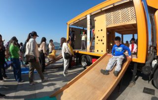 智樂遊樂車：這架5.5噸貨車搖身一變，成為可供四面八方穿梭上落的好玩裝置，內有小閣樓和滑梯，加上各類靈活鬆散的物資，如軟車軚或煮食玩具，引發更多有趣點子。