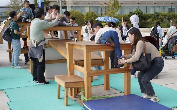 木台遊樂區：提供高低不一的大型木台，並於四周設置木板、繩網及攀石板，將平地變成可供攀爬、走動或跳躍的遊戲空間。木台底部亦設置各式各樣物資，讓小朋友在小基地繼續遊戲。