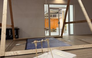 在「智樂二份一 Power Up」專案項目中，中學生們把腦海的遊戲點子製成模型（相片前方），既實現團隊的想法，同時回應了城中兒童的遊戲需求，並在導師的帶領下，創建了真實可玩的大型裝置（相片後方）！