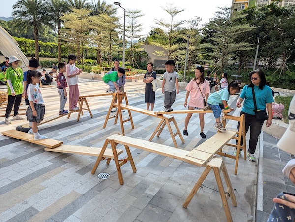 社區遊戲吸引街坊鄰居一起遊戲，有助提升親子關係、創造家庭和諧、營造社區的幸福感。