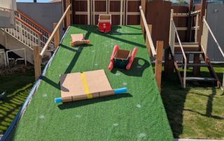 在雪花輕灑的木台基站，玩斜台滑雪橇，刺激！