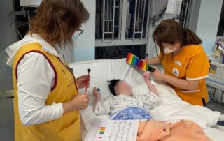 長期住院的臥床病童對醫院遊戲師和義工帶來的音樂遊戲，大感興趣。