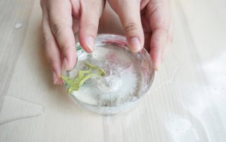 1️⃣把玩具士兵或小玩具放進小膠杯，加水後放進雪櫃冰格冷藏，讓小士兵冰封。