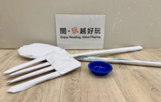 由紙張組合而成的特長版叉匙，是長長王國的特產，拿到手上，已經搞笑感十足！