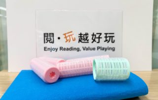 運用想像，絨布就可變成車輛，以既能滑動又附帶黏性的特點，與大量「髮圈廢氣」合組，營造一片混亂的馬路場景。